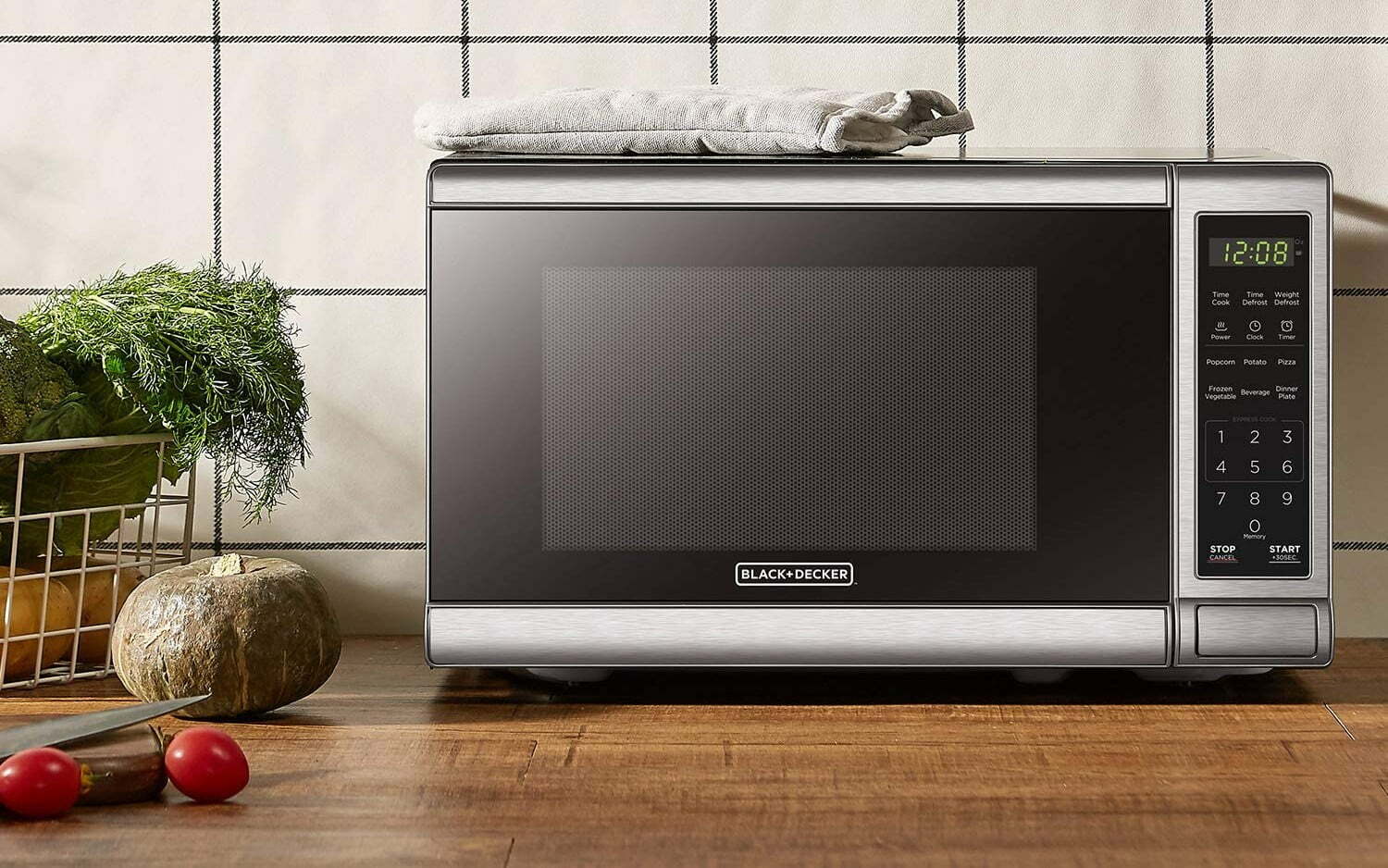 https://www.gadgetreview.com/wp-content/uploads/countertop-vs-built-in-microwave.jpg